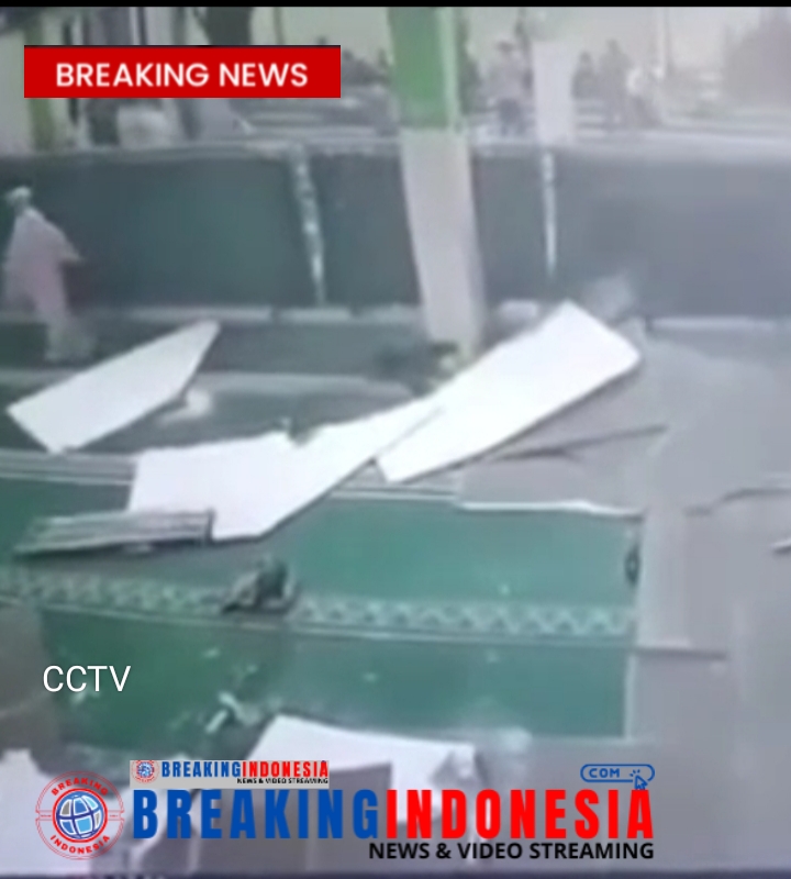 Detik -detik Plafon Masjid Al Madinah di Babelan Roboh