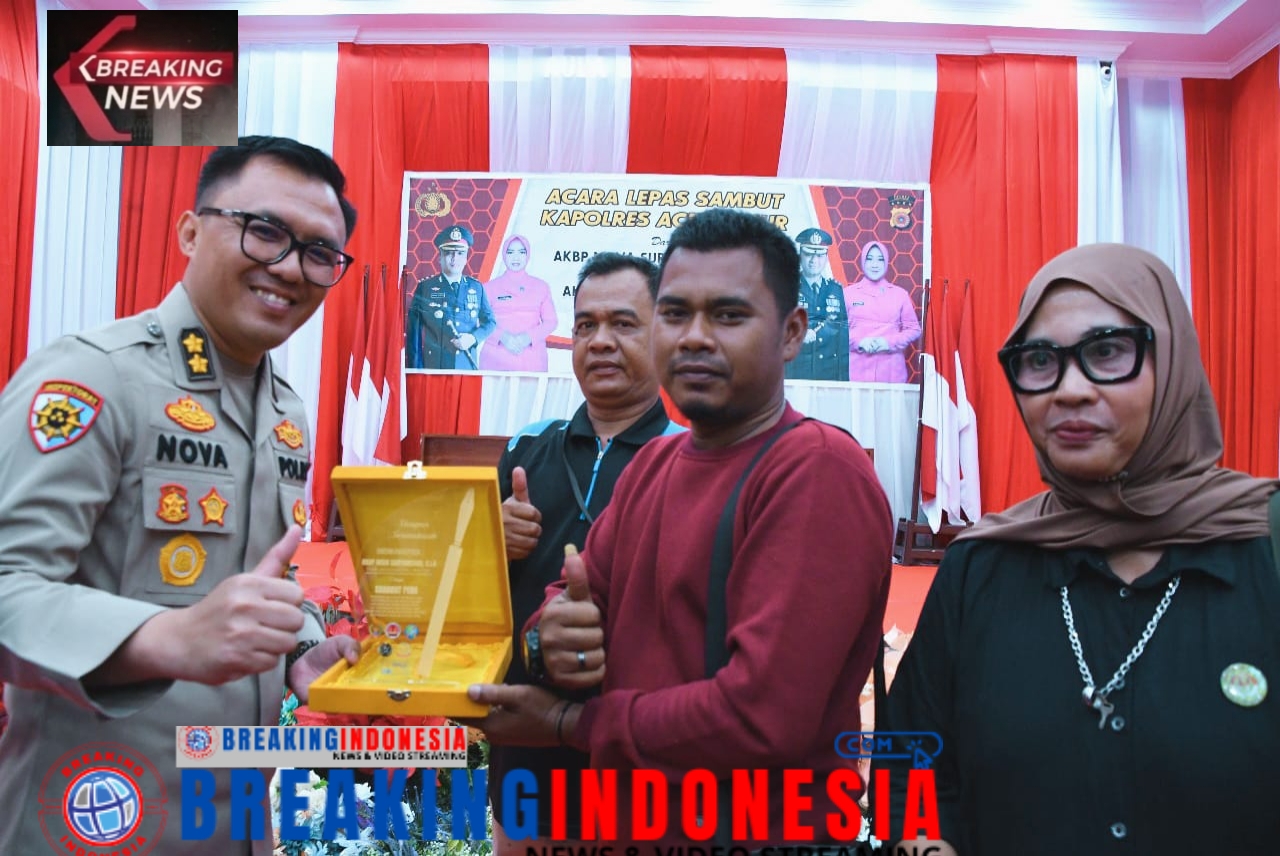 Solidaritas Tanpa Batas  Jurnalis Aceh Timur Beri Plakat Kenangan Kepada AKBP Nova Suryandaru