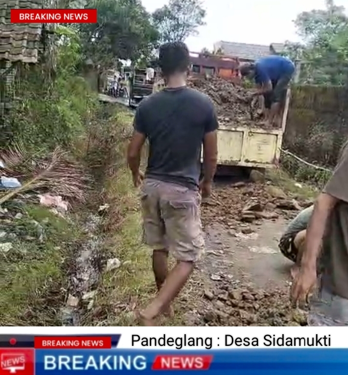 Jalan Poros Desa di Sidamukti Rusak Parah, Warga Kesal