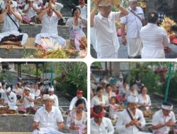 Kapolsek Marga Bersama Anggota dan Ibu Bhayangkari Sembayang di Pura Padmasana Polsek Marga