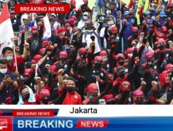 Masa Buruh Demo di Depan Gedung DPR