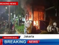 Pos Polisi Lantas di Depan Polda Metro Jaya Dibakar Pendemo