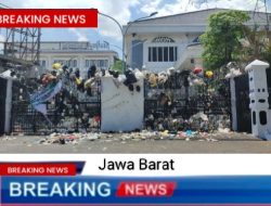 Gedung DPRD Jawa Barat di Penuhi Sampah , Massa Gedung Bentuk Kekecewaan