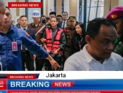 Penampakan Nadiem Kenakan Rompi Tahanan dan Tangan di Borgol