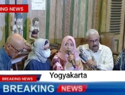 Istri Diplomat Arya Daru Muncul di Publik