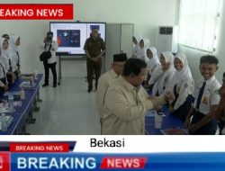 Prabowo Subianto Bergaya Boxing di Depan Siswa SMPN 4 Kota Bekasi