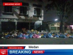 Tumpukan Sampah Dijalan Bromo Kecamatan Medan Denai Menimbulkan Bau Busuk Yang Menyengat