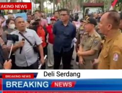 Kantor Bupati Deli Serdang Digeruduk Massa dan Membentangkan Spanduk, Menyampaikan Orasi