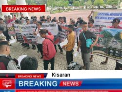 Masyarakat Desa Perkebunan Sukaraja Geruduk Kantor Bupati Asahan