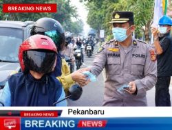 Polda Riau Bagikan 2500 Masker Untuk Lindungi Warga Dari Asap Karhutla