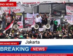 Anggota DPR Datangi Massa AMPB di Tengah Aksi Depan Gedung DPR